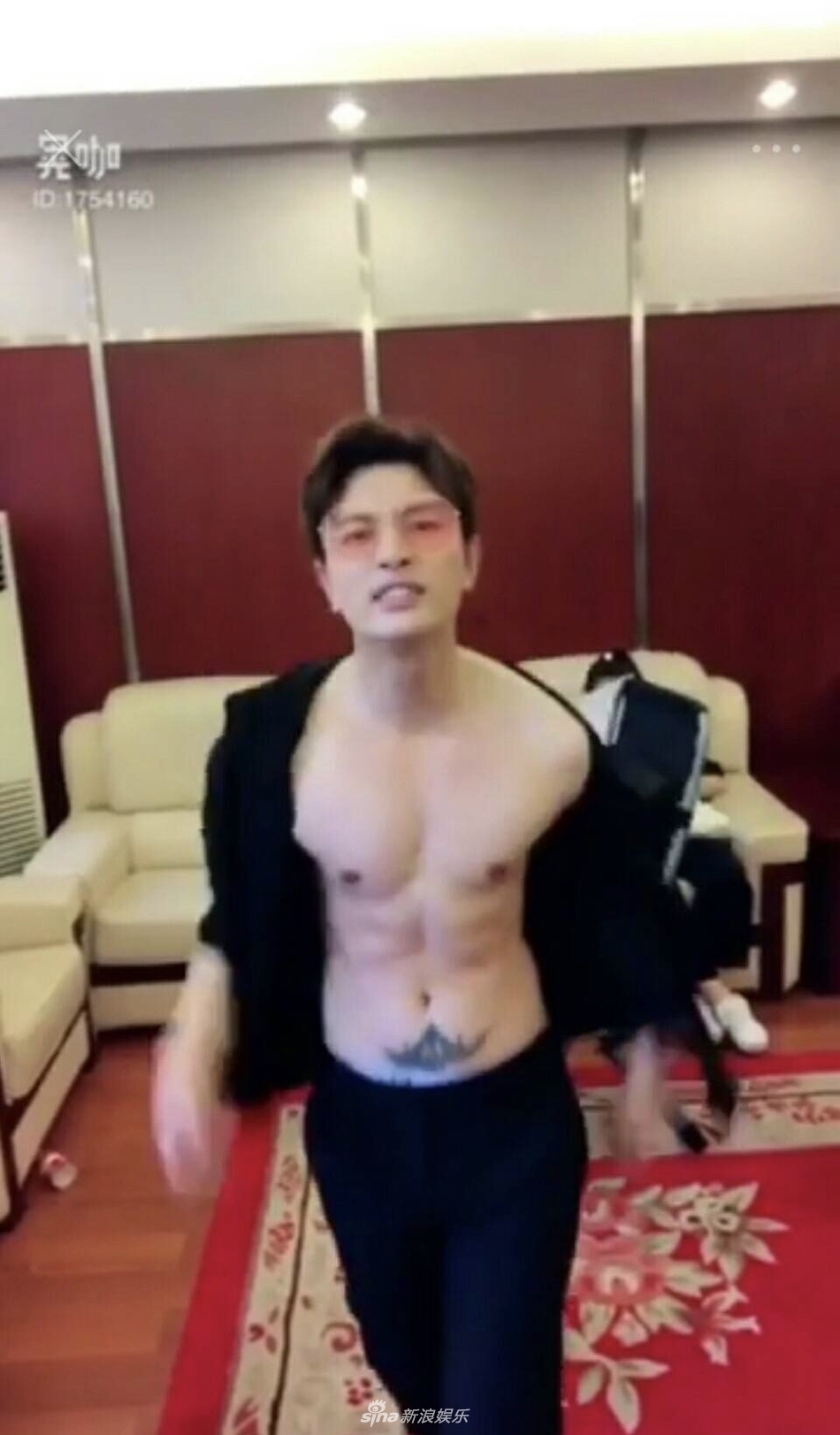 爸爸脱内衣_爸爸简笔画