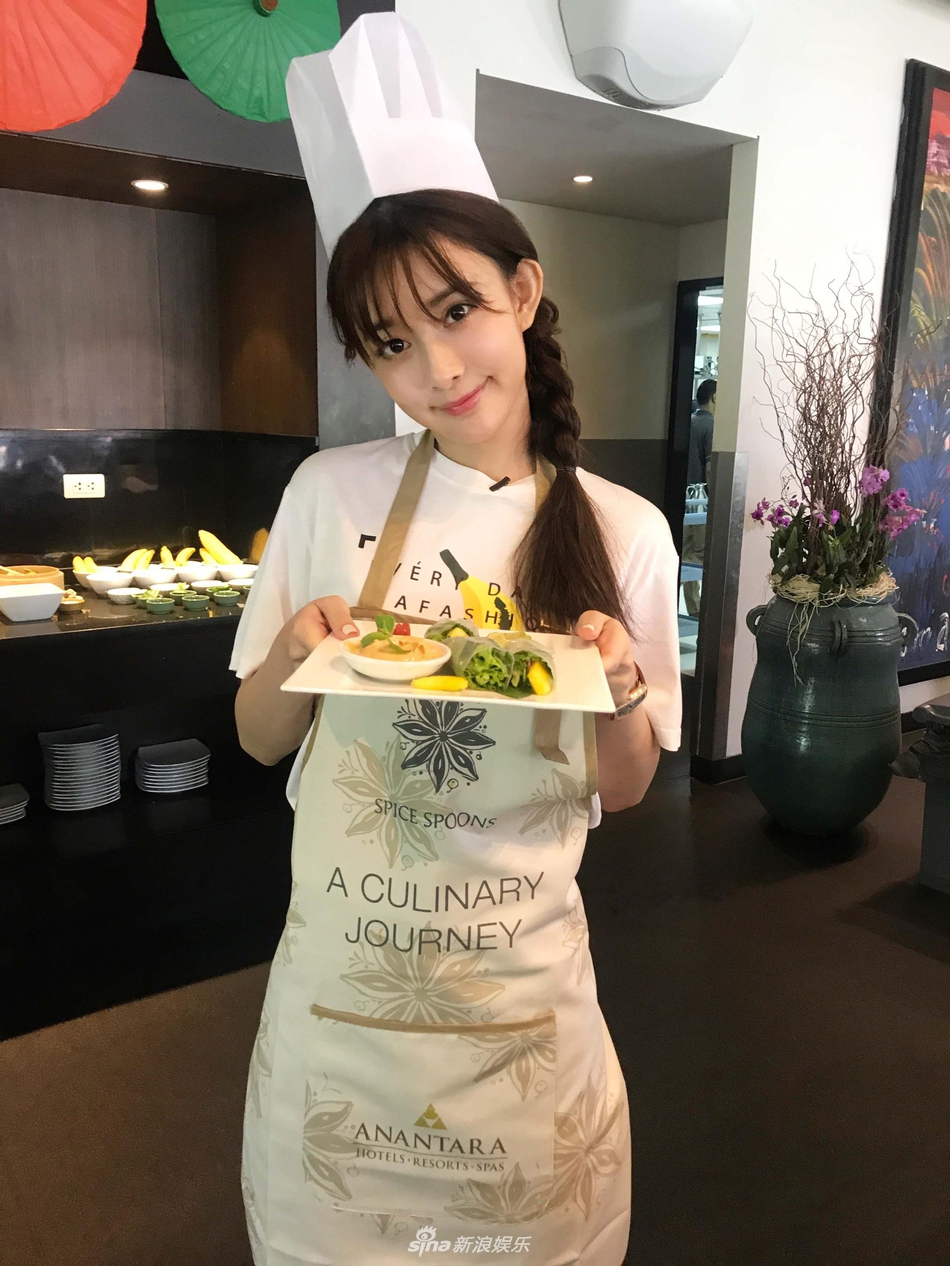 孟子义李维嘉同框做菜 普吉岛化身甜美厨娘