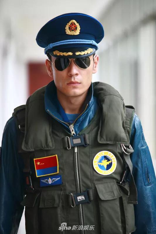 组图:李光洁晒年轻时军装照 化身空军帅出新高度