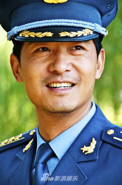 组图:演员郭晓东晒军装照致敬军人 英气十足