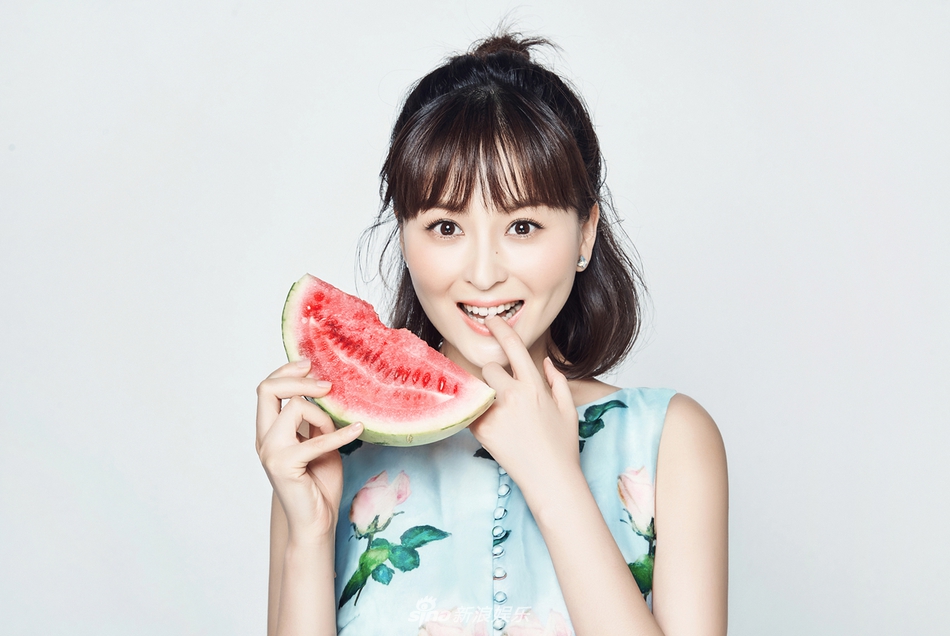 戴娇倩夏日清凉似少女 冻龄肌肤羡煞众人