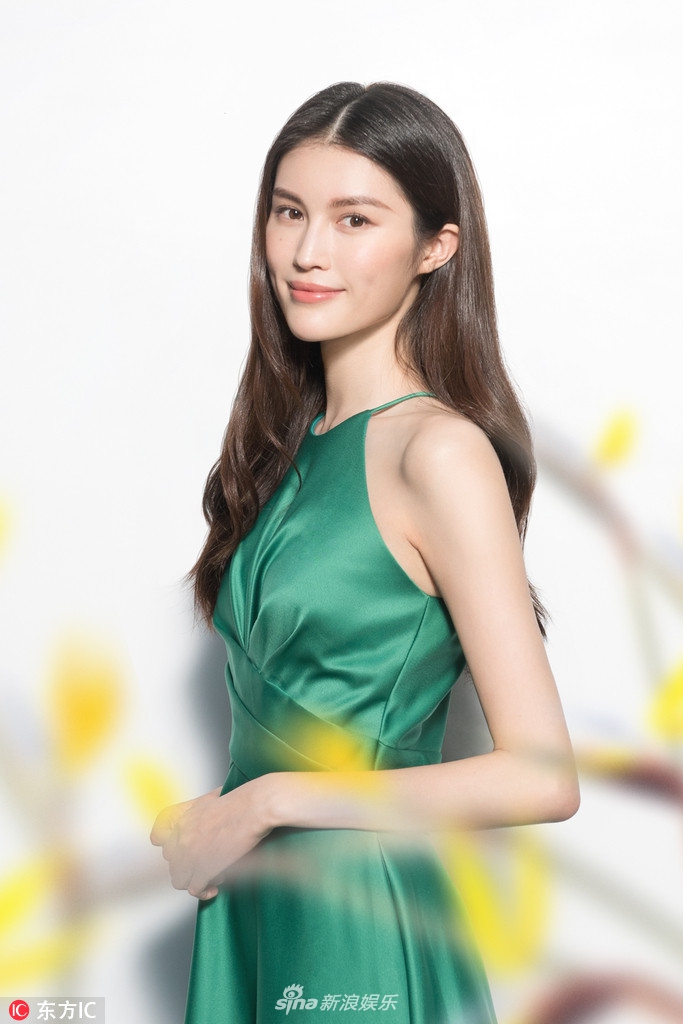 超模何穗碧绿长裙难掩大长腿 雪肌白得发光