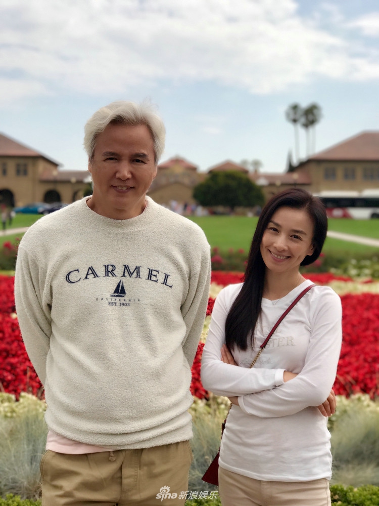 张庭晒度假照片 与老公林瑞阳牵手游校园