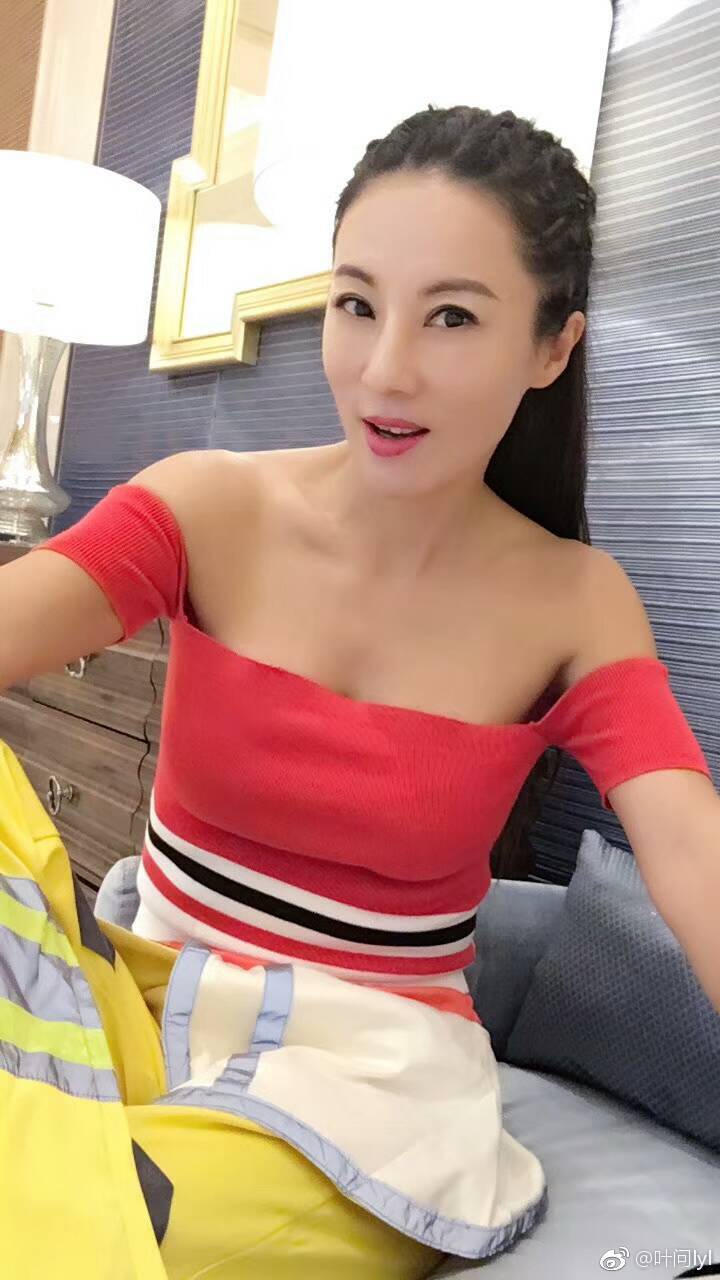 50岁健身女神老来俏 低领装风光大秀事业线