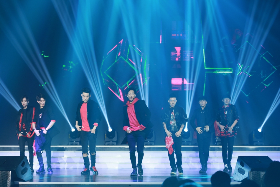 x玖少年团亚洲新歌榜开场表演 劲歌热舞现场火爆