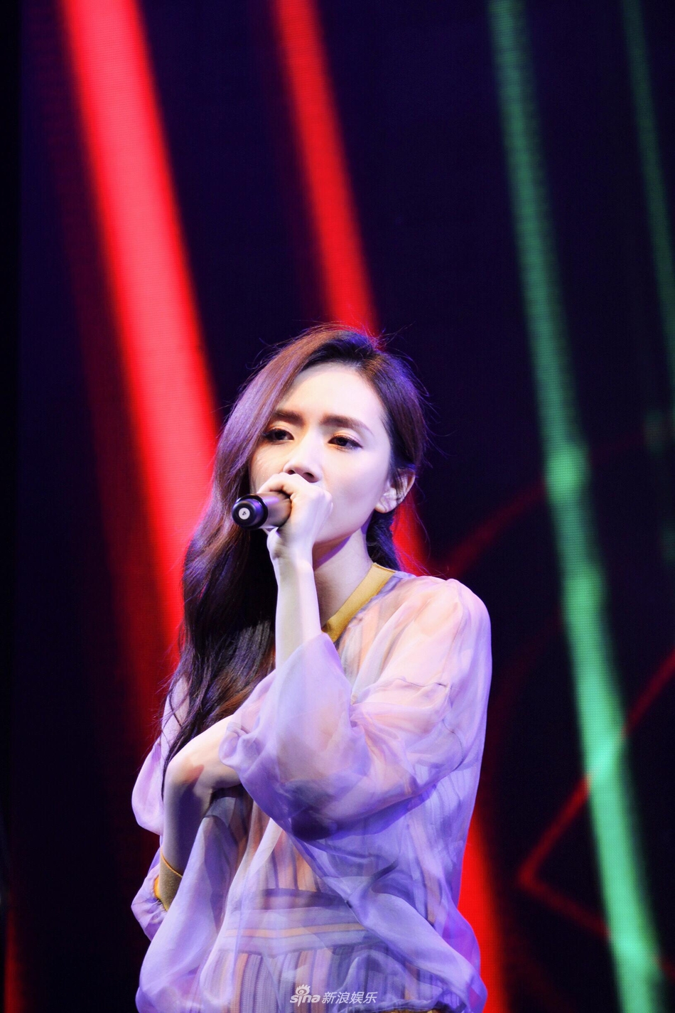 刘惜君现身重庆遇大雨 歌迷热情不减雨中齐唱