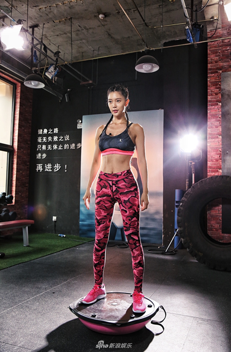 组图:clara克拉拉变身"麻辣教练" 解锁完美身材_高清图集_新浪网