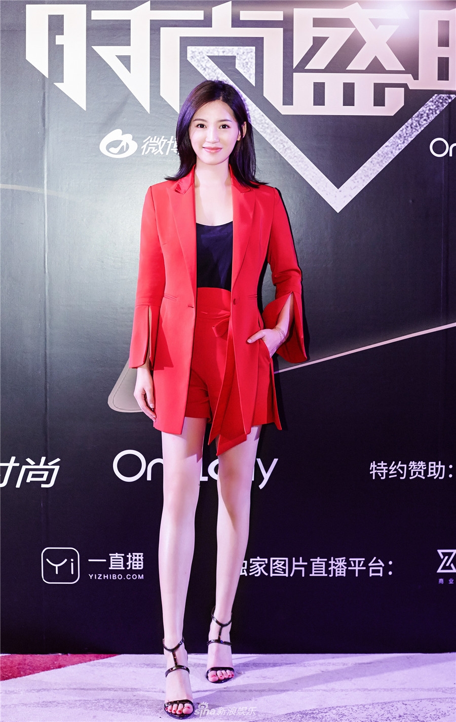 组图:苏青出席微博时尚盛典 一袭红衣秒杀菲林