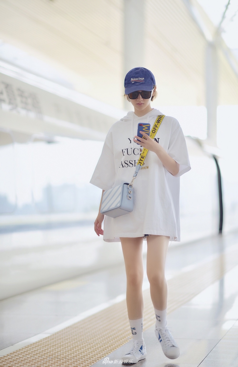 组图:景甜嘻哈范现身狂吸睛 秀大长腿玩下衣失踪