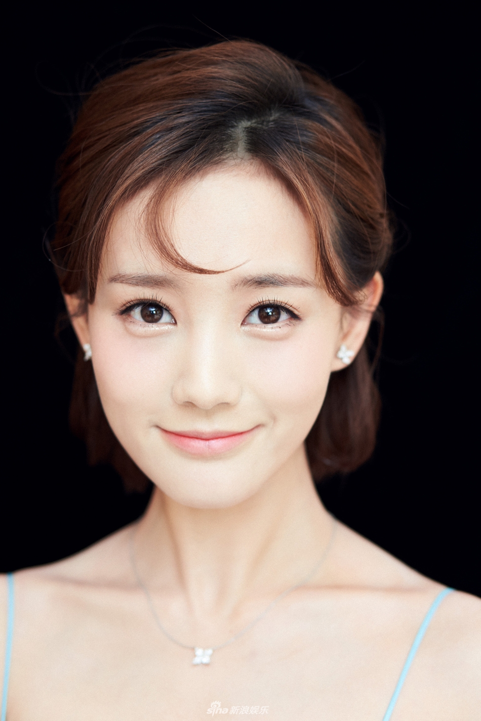 组图:李一桐助力慈善芭莎夜 清新甜美似仙女