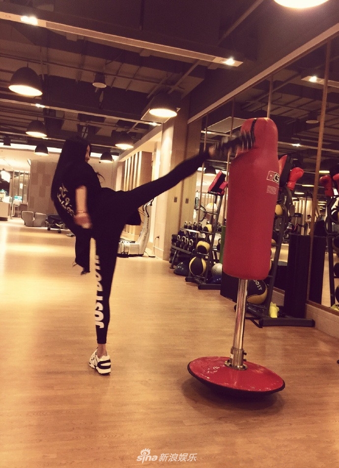 组图:李颖芝强势归来挑战自我 魔性健身秒变画风