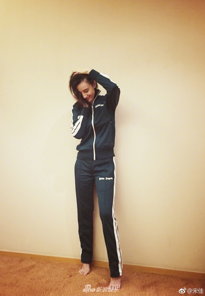 组图:唤醒神经的表情包!小宋佳清晨晒鬼马照画风清奇