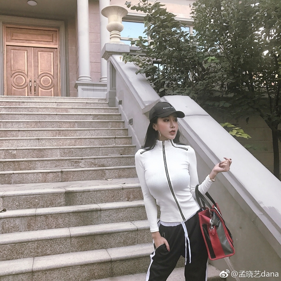 嫩模孟晓艺豪车前凹造型