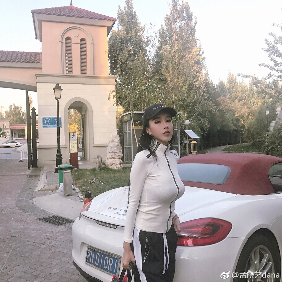 嫩模孟晓艺豪车前凹造型