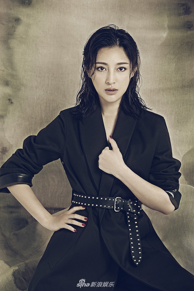 组图:甘婷婷曝光初秋大片 清纯邻家型pk颓废性感风