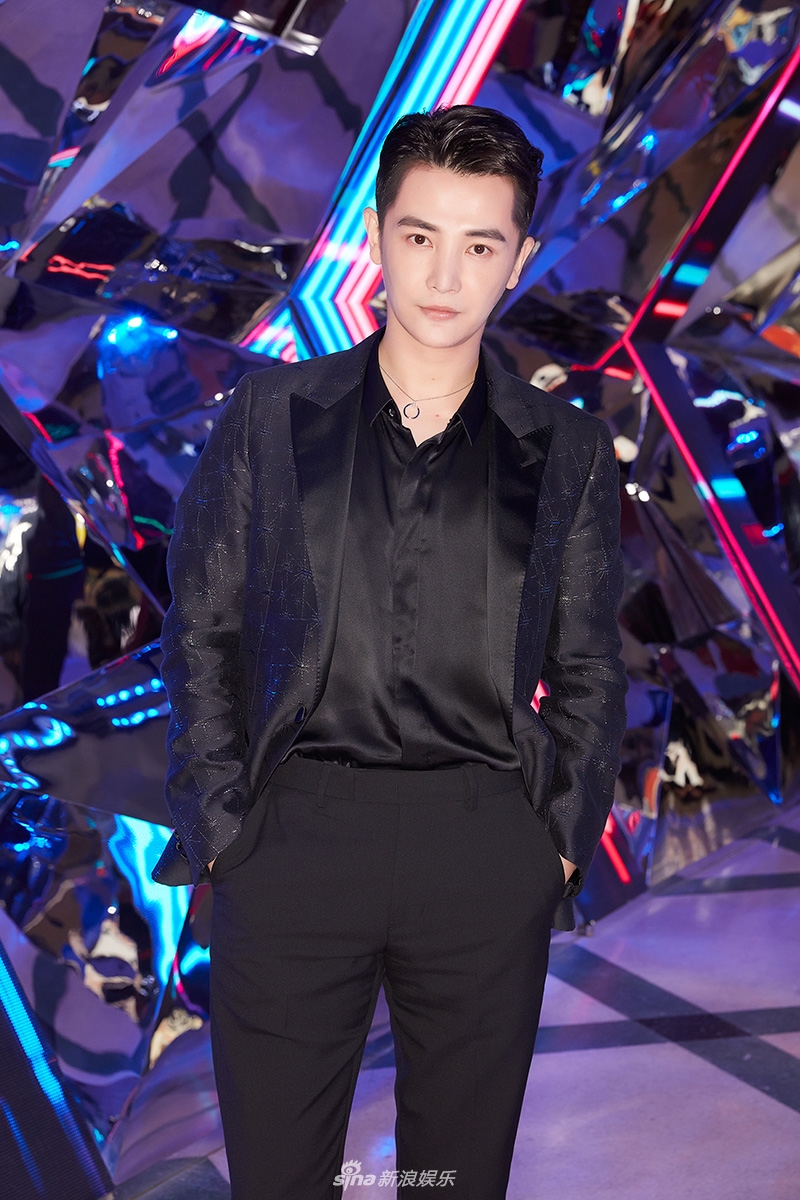 孙坚雅痞范出席ELLE时尚大典 与易烊千玺同框热聊