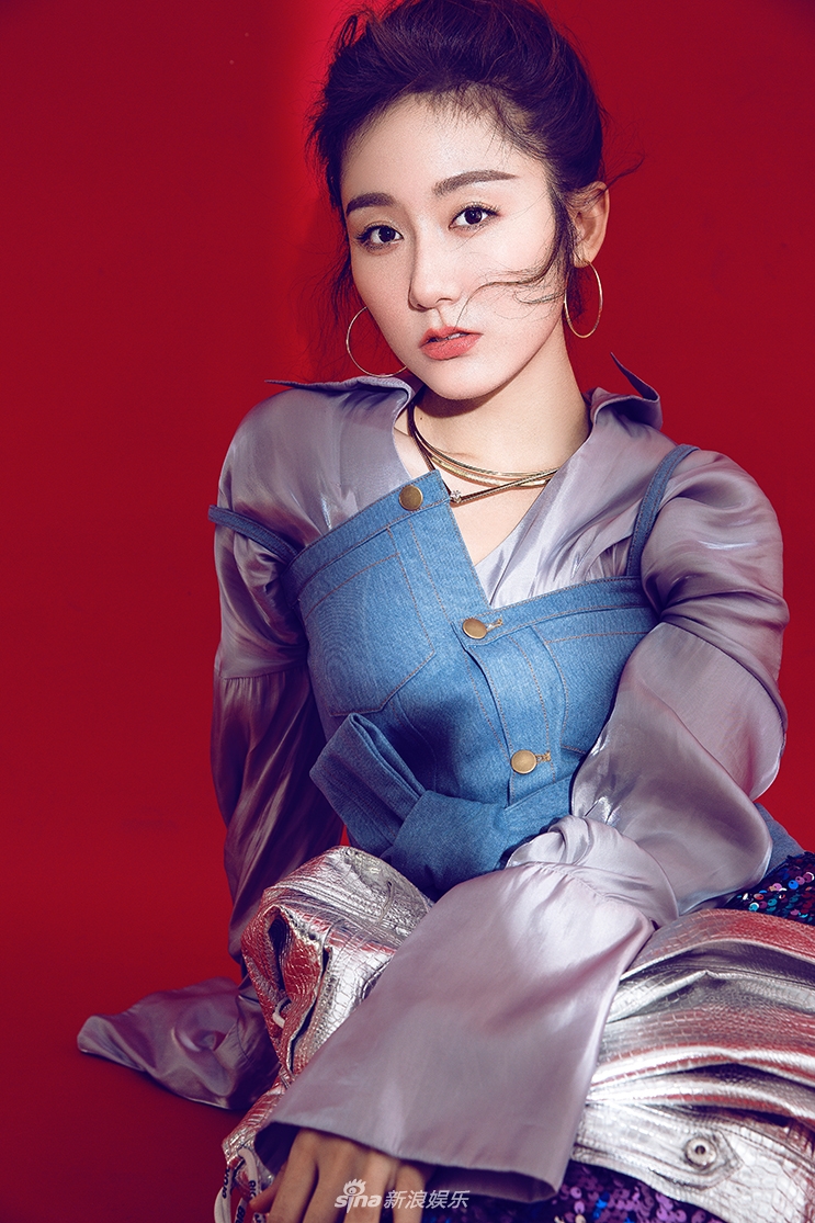 组图:蒋方婷时尚酷感写真曝光 目光坚毅展自信力量