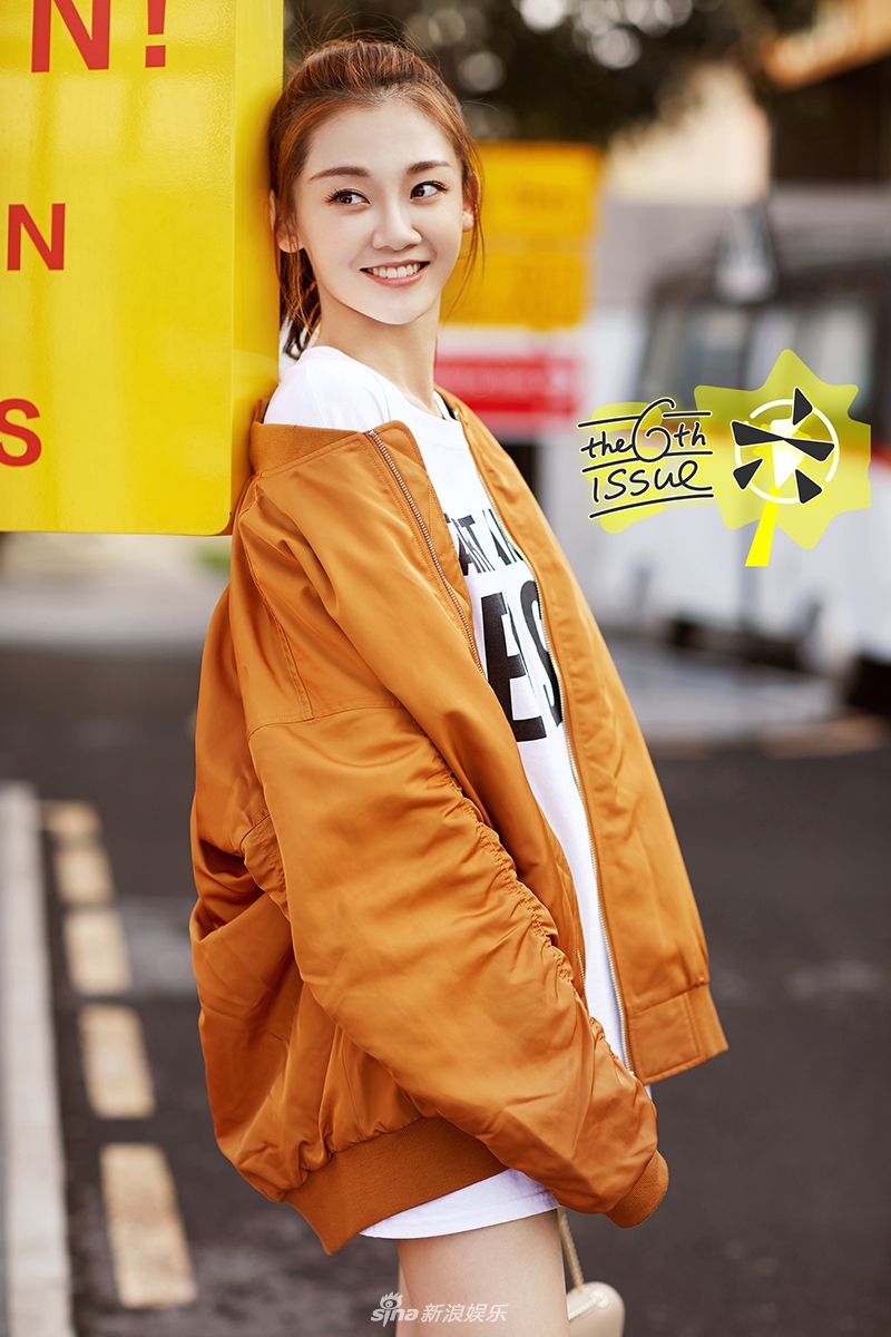 新浪娱乐讯 近日,冯女郎苗苗曝光了一组街拍写真,照片中的她,一件