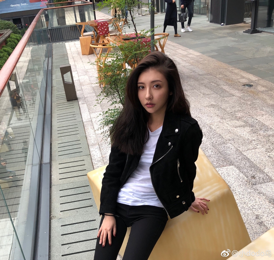 王思聪前女友豆得儿晒美照 下巴是越来越尖了