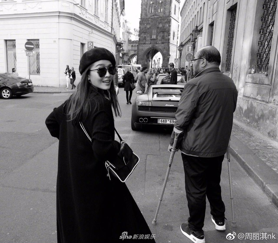 组图:周丽淇晒与好友出游照 一行五人有爱默契