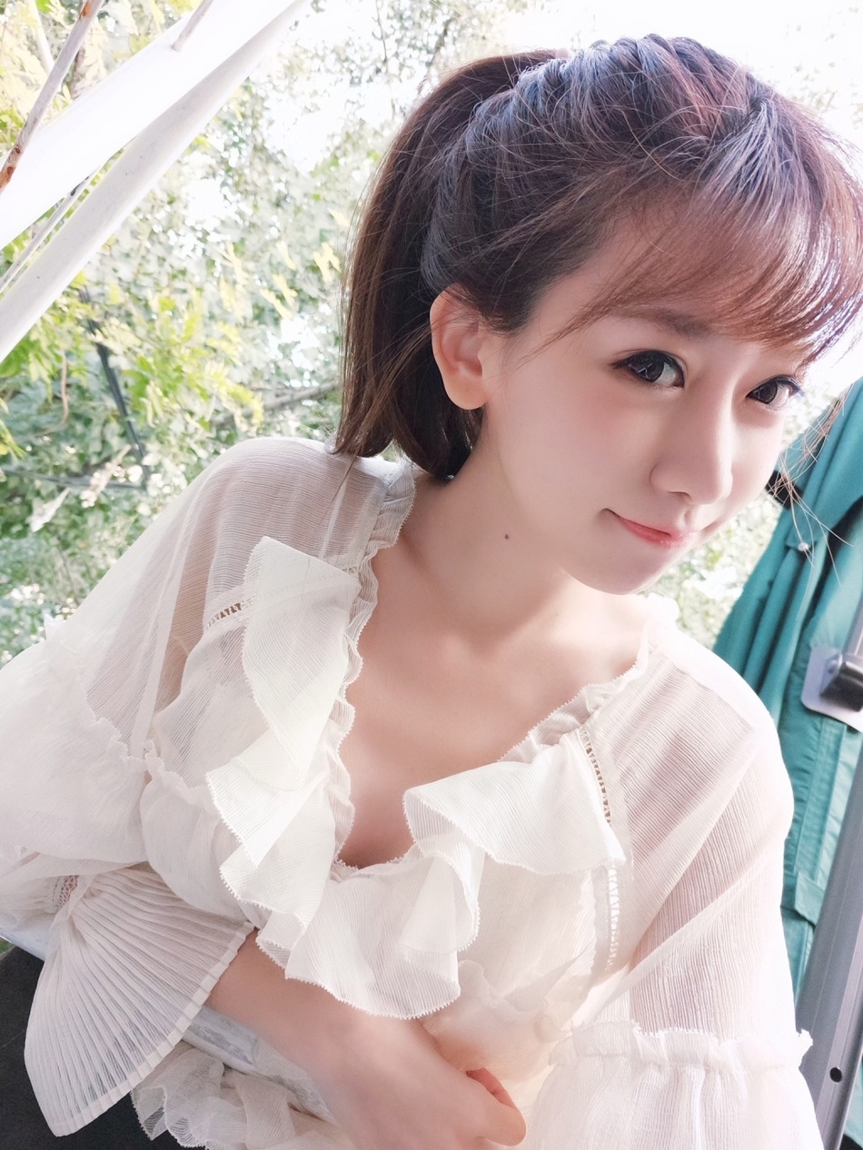组图"小志玲"陈潇晒美照 清纯可人秀美腿