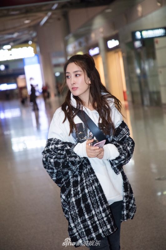 马苏现身机场潮范儿十足 遇粉丝热情接机