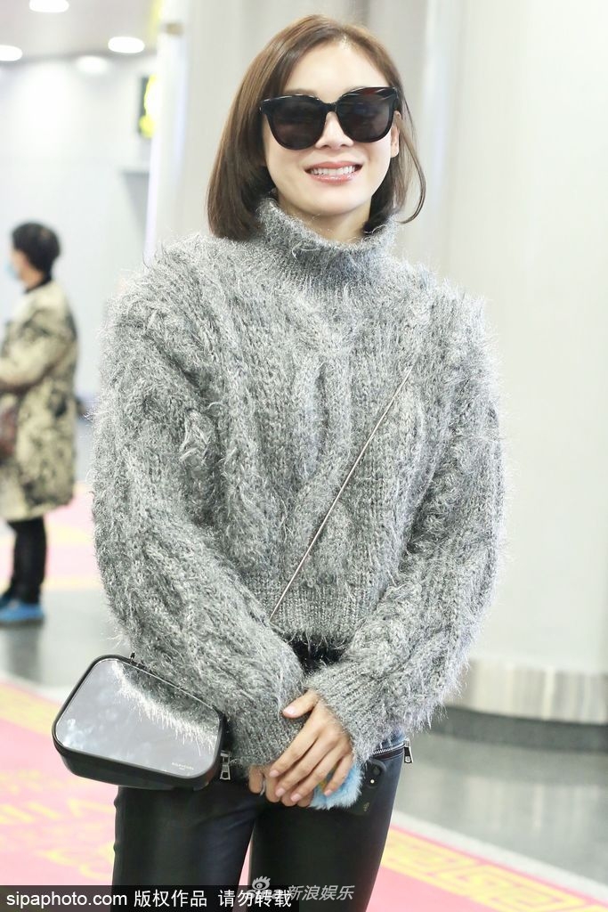 组图:袁姗姗时髦现身机场御姐范十足 对镜头甜笑迷人