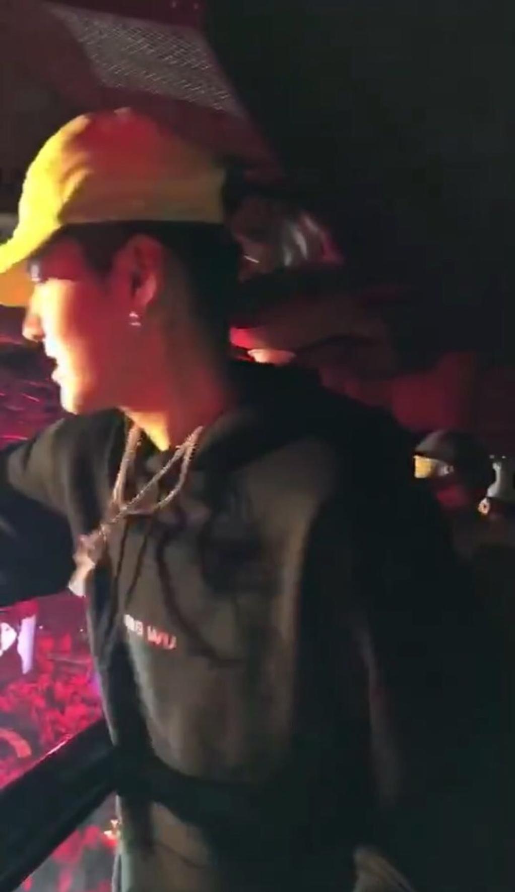 组图:吴亦凡深夜现身酒吧开庆功宴 嘻哈范儿酷劲十足