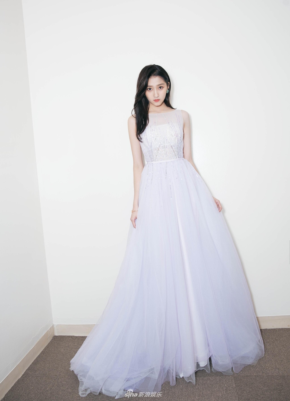 组图:越恋越美!关晓彤主持双十一盛典 唯美似小仙女