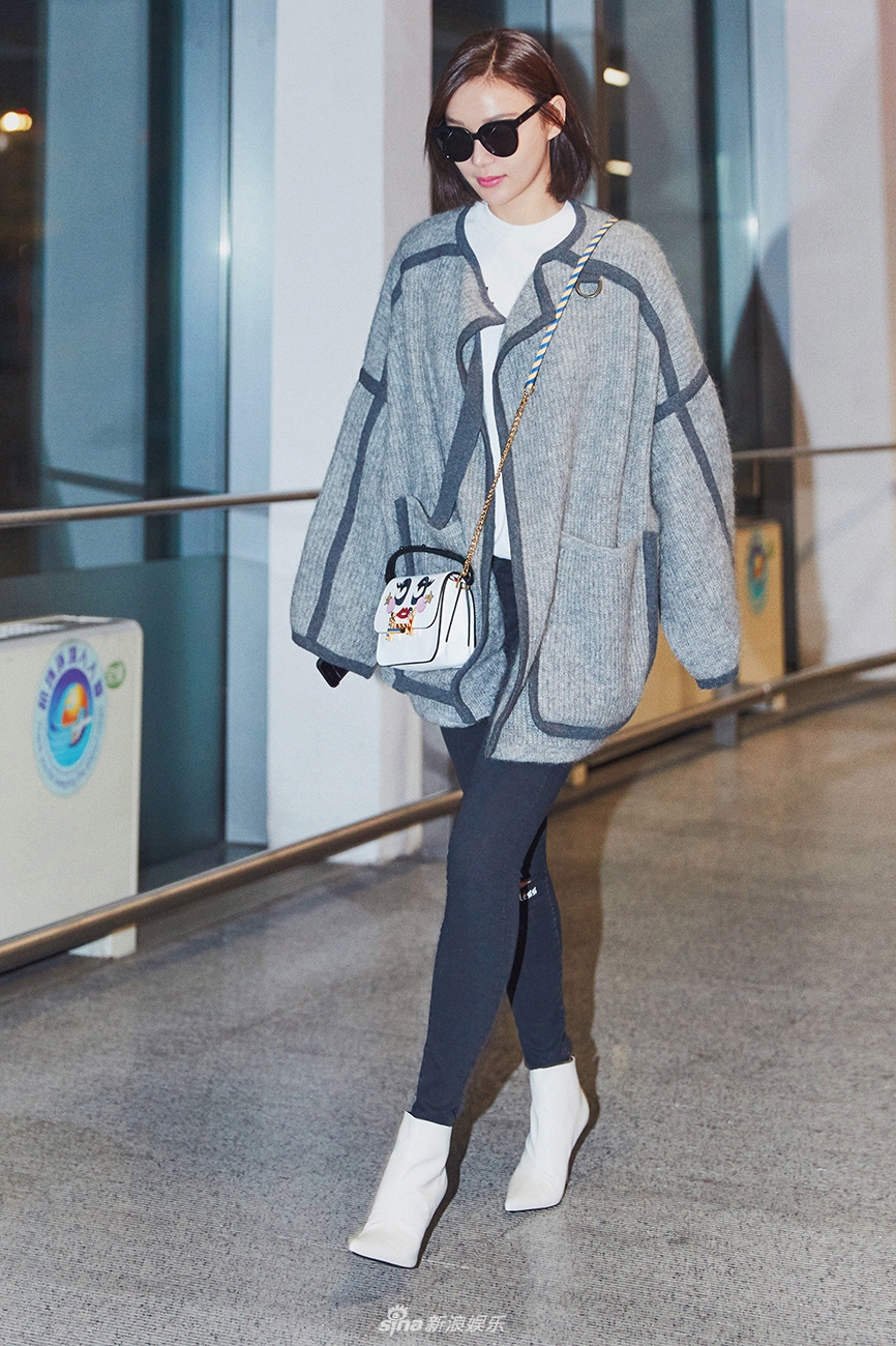 组图:袁姗姗现身机场优雅甜美 网友:行走的大长腿