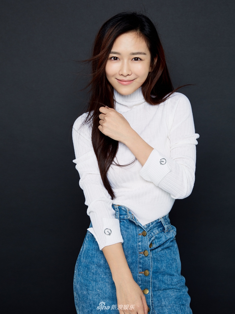长发披肩,或展笑容,灵动气质在其身上被完美诠释.