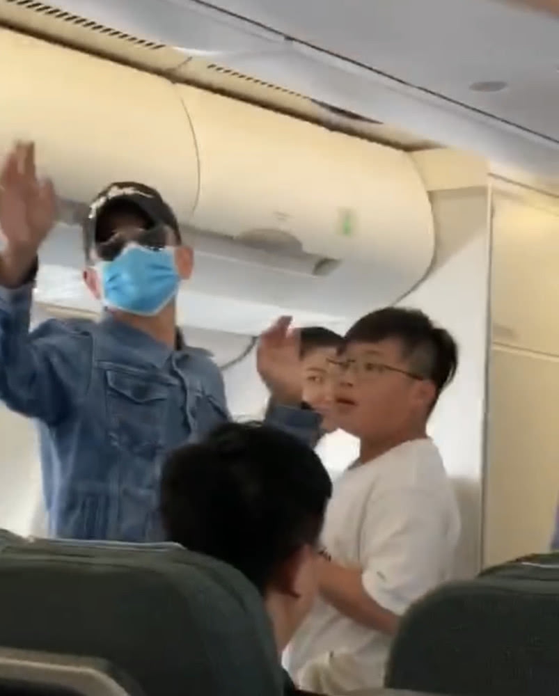 刘德华飞马来西亚疑陪老婆回家 被网友偶遇获赞亲切