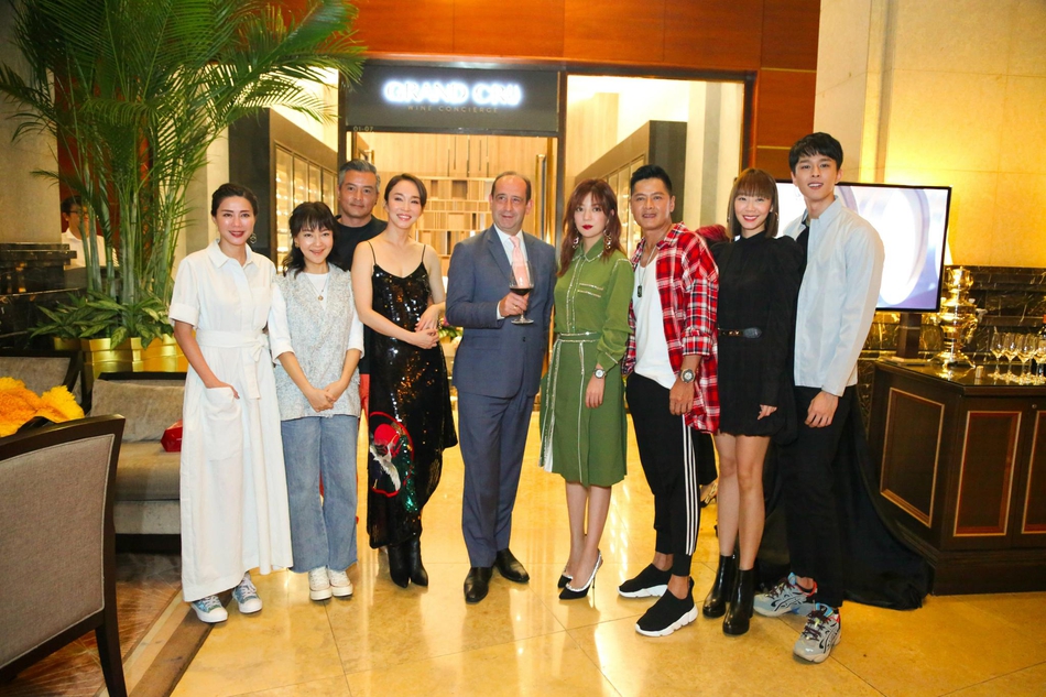 「奇趣网」小燕子与小龙女同框！赵薇范文芳合照掀回忆杀