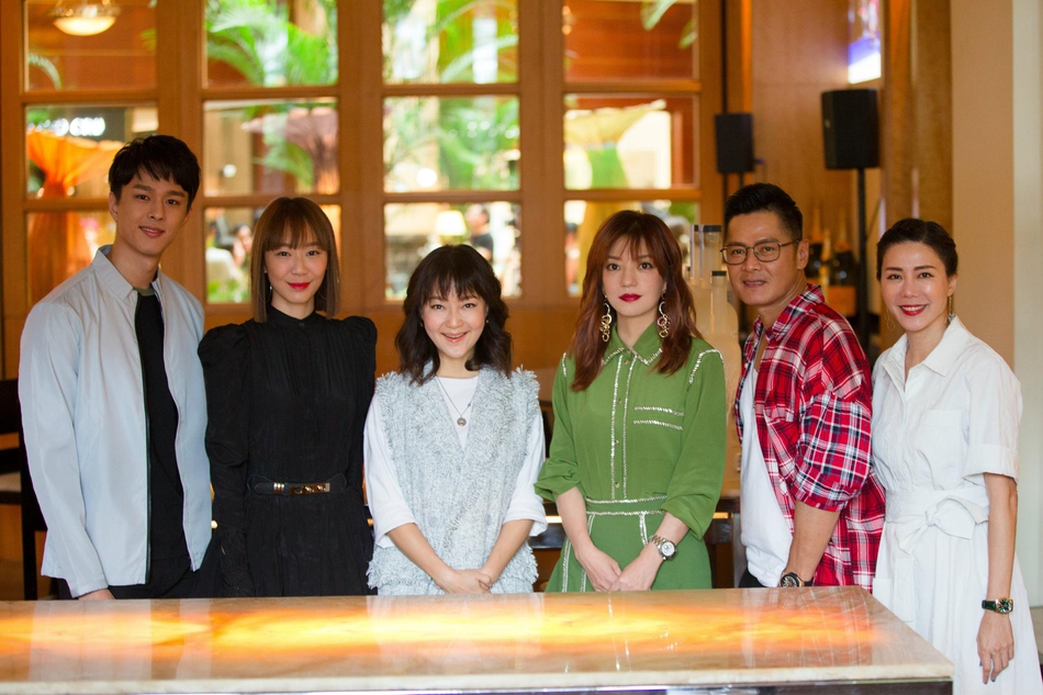 「奇趣网」小燕子与小龙女同框！赵薇范文芳合照掀回忆杀