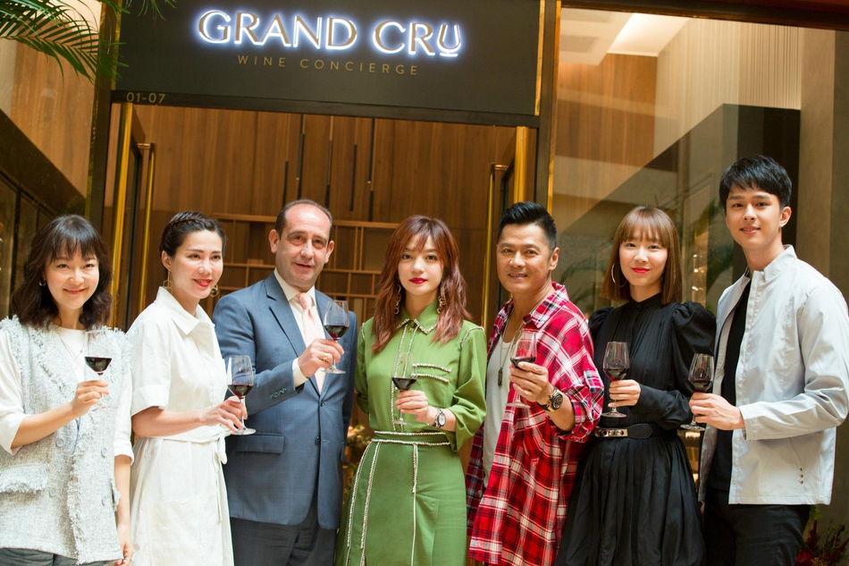 「奇趣网」小燕子与小龙女同框！赵薇范文芳合照掀回忆杀