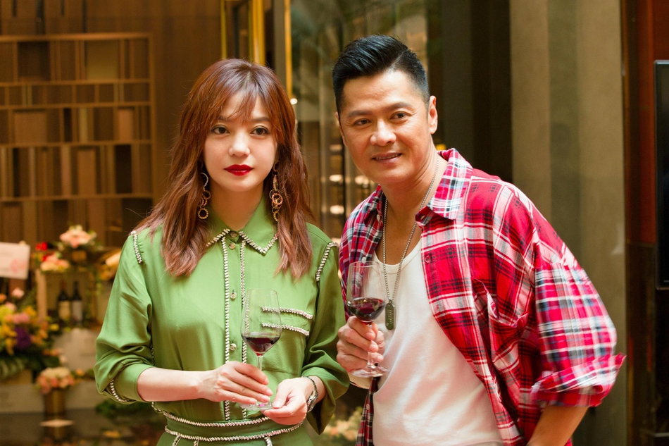 「奇趣网」小燕子与小龙女同框！赵薇范文芳合照掀回忆杀