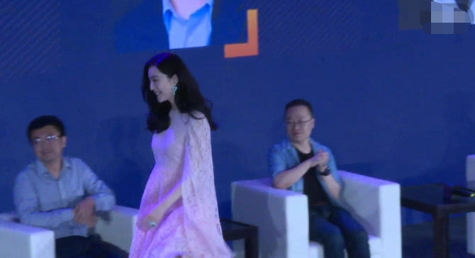 范冰冰出席活动侃侃而谈 不拍戏却变身商业女强人