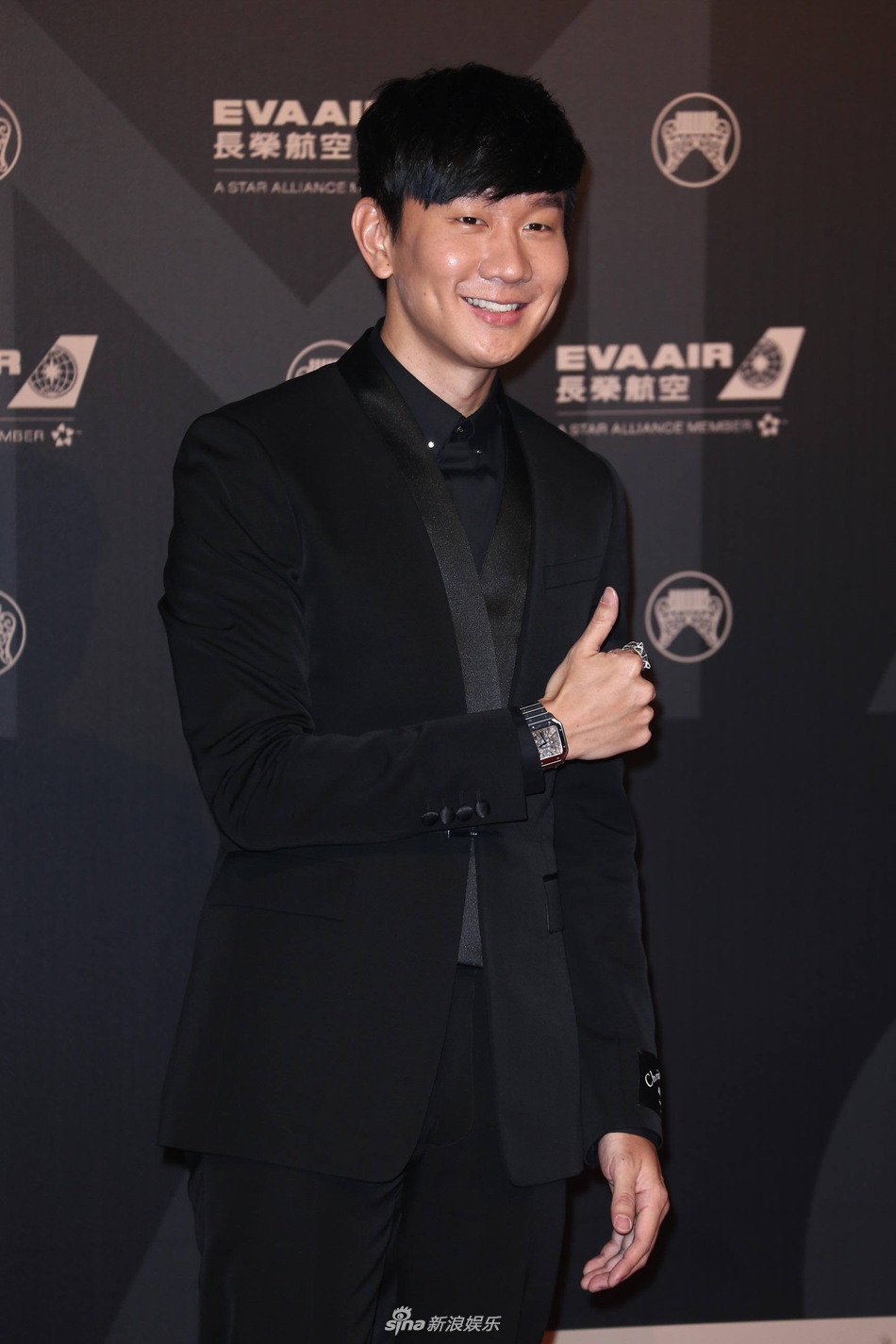 组图:“行走的CD”林俊杰亮相金曲奖红毯 全黑西装展绅士魅力