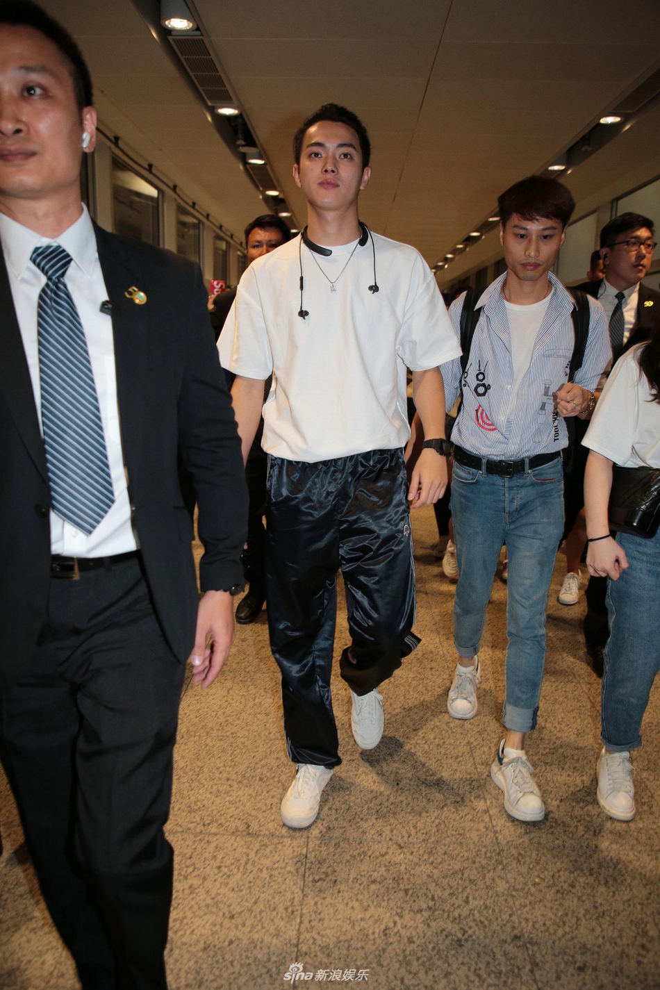 .珞抵港人气旺 许凯吴谨言获众保镖护驾排场大