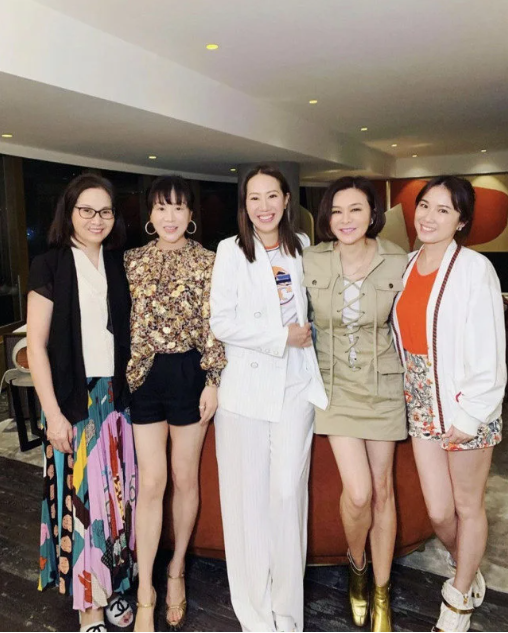 关之琳豪宅设家宴甄子丹夫妇捧场 穿工装裙身形苗条