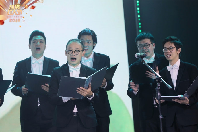 组图:2018超级红人节现场表演 街舞冠军秀技彩