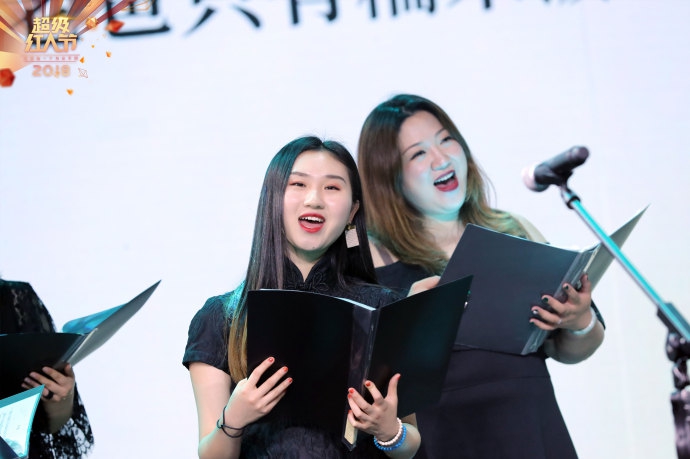 组图:2018超级红人节现场表演 街舞冠军秀技彩