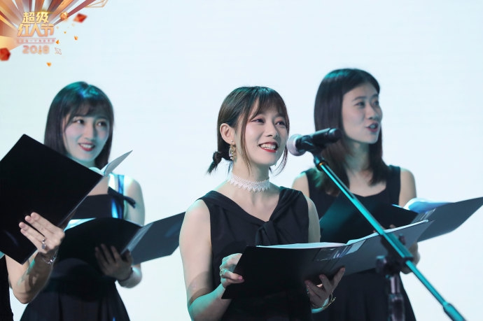 组图:2018超级红人节现场表演 街舞冠军秀技彩