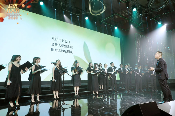 组图:2018超级红人节现场表演 街舞冠军秀技彩