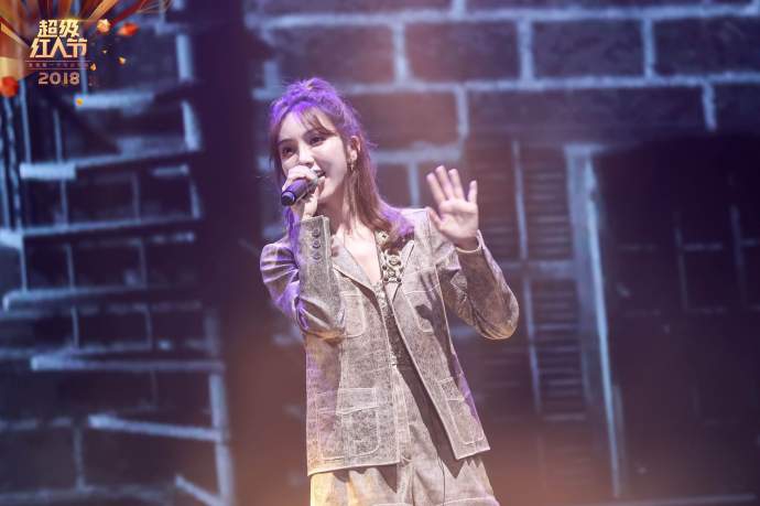 组图:2018超级红人节现场表演 街舞冠军秀技彩