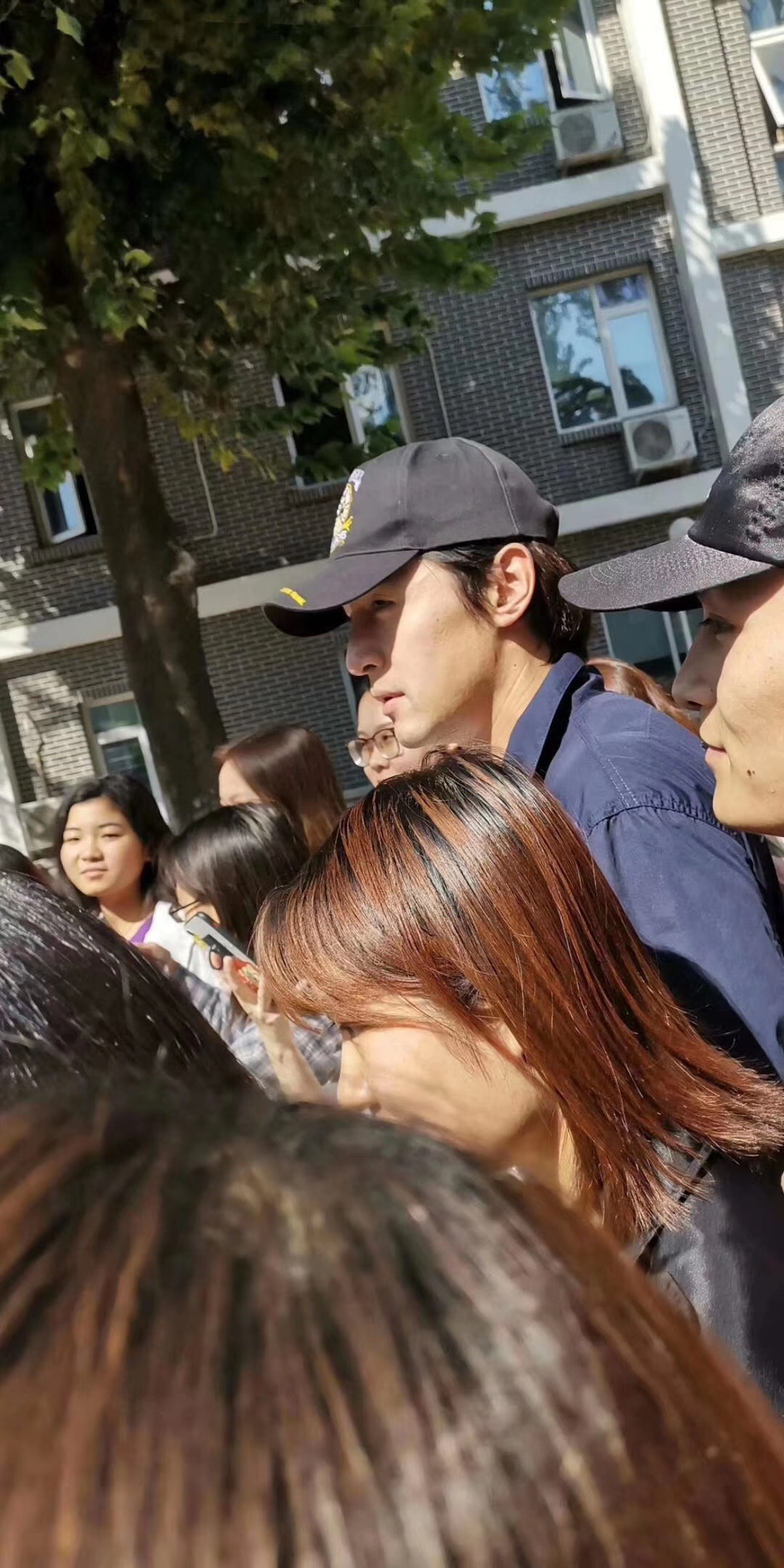 【奇趣网】胡歌现身中传打扮低调 遭大批迷妹围观合影亲切十足