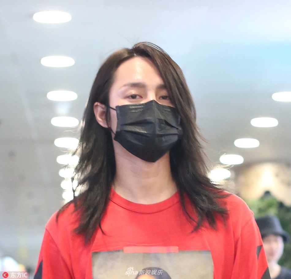 组图:长发飘逸!尹正中性风发型惊艳现身 穿“蒙娜丽莎”潮味浓