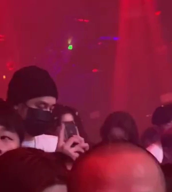 [奇趣网]蒋劲夫懒理家暴乌拉圭女友风波 低调现身酒吧寻欢作乐