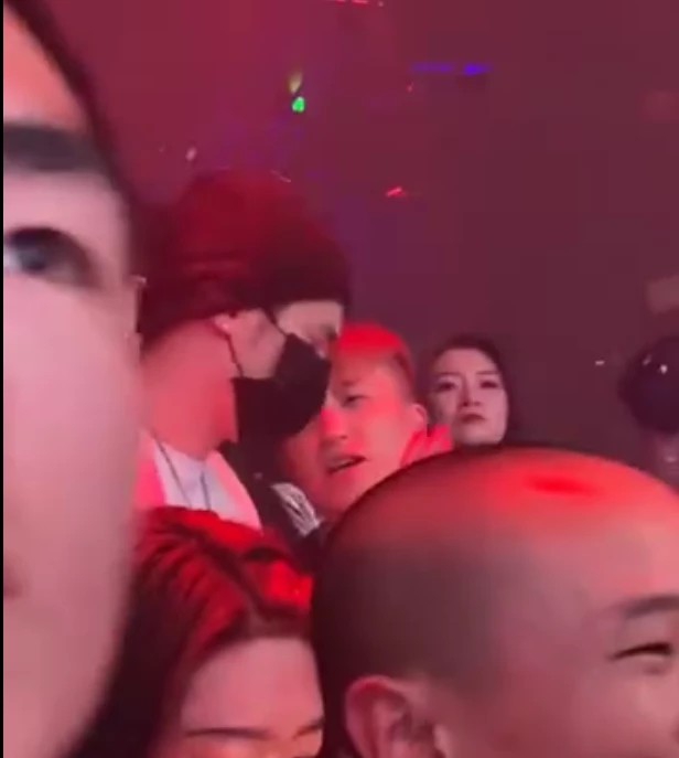 [奇趣网]蒋劲夫懒理家暴乌拉圭女友风波 低调现身酒吧寻欢作乐