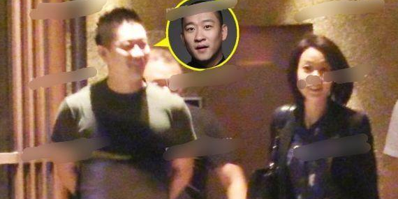 组图:曹云金离婚后恢复黄金单身汉 与美女聚餐身材发福